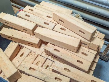 Profesyonel marangozluk atölyesinde düzenlenmiş ahşap parçalar ve inşaat malzemeleri yığını. Yüksek kalite fotoğraf