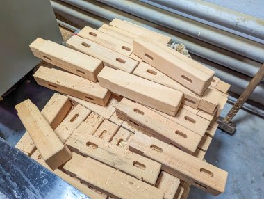 Modern marangozluk atölyesinde montaj için düzgün düzenlenmiş ahşap parçalar ve kereste parçaları. Yüksek kalite fotoğraf