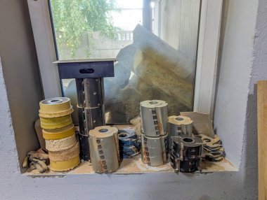 Profesyonel atölye penceresi görünümü organize araçları ve ekipmanları doğal ışıklandırmayla verimli çalışma ortamı yarattığını gösteriyor. Yüksek kalite fotoğraf