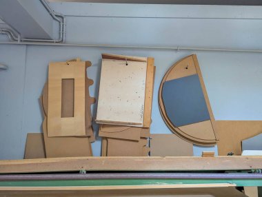 Atölye köşesinde, profesyonel marangozluk atölyesinde doğal ışıklandırmalı ahşap çerçeveler ve inşaat malzemeleri gösteriliyor. Yüksek kalite fotoğraf