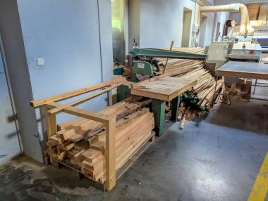 Varşova, Polonya, 20 Eylül 2025. Etkin marangozluk ve işçilik çalışma alanını gösteren alet ve projeleri olan profesyonel marangozluk tezgahı. Yüksek kalite fotoğraf