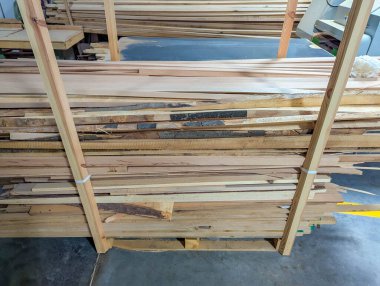 Ahşap yapı malzemeleri ve yapı parçaları atölye katında düzenli olarak düzenlenmiştir. Yüksek kalite fotoğraf