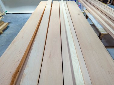 Doğal ahşap dokusunu ve ustalık kalitesini gösteren tahtadan yapılmış kesin tahtaların yakın plan perspektifi. Yüksek kalite fotoğraf