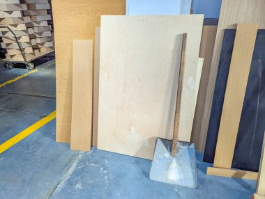 Profesyonel depolama sisteminde atölye duvarına dikey duran büyük tahta paneller ve levhalar. Yüksek kalite fotoğraf