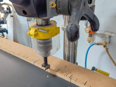 Aktif atölyedeki profesyonel aletleri gösteren endüstriyel marangozluk makinelerinin ve ekipmanların yakın görüntüsü. Yüksek kalite fotoğraf