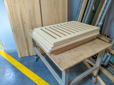 Profesyonel marangozluk atölyesinde ustalık kalitesini gösteren titiz bir şekilde sergilenen ahşap pencere panjuru. Yüksek kalite fotoğraf