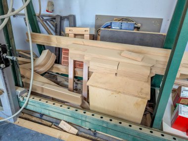 Devam eden marangozluk projeleri için ahşap inşaat malzemeleri etrafında düzenlenmiş çeşitli alet ve ekipmanlarla atölye atölyesi. Yüksek kalite fotoğraf