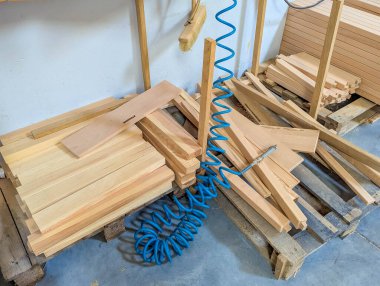 Tamamlanmış ahşap parçalar ve inşaat malzemeleri inşaat projelerinde dağıtılmaya veya kurulmaya hazır. Yüksek kalite fotoğraf