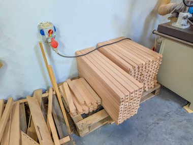 Profesyonel marangozların atölye çalışması. Özel mobilya inşaatı için düzenlenmiş hassas ahşap döşemeleri var. Yüksek kalite fotoğraf