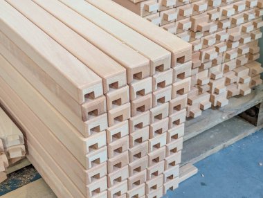 İnşaat için yerleştirilmiş dikdörtgen oyuk kısımlı ahşap yapısal elementlerin yakın çekim görüntüsü. Yüksek kalite fotoğraf