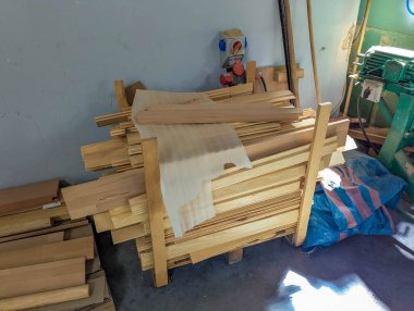 Marangozluk atölyesinde organize ahşap malzemeler ve doğal ışıklandırmalı aletler verimli çalışma ortamı yaratıyor. Yüksek kalite fotoğraf