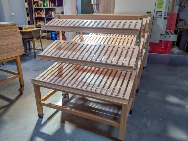 Marangozluk atölyesinde klasik marangozluk ve marangozluk teknikleri sergileyen geleneksel ahşap askı inşaatı. Yüksek kalite fotoğraf