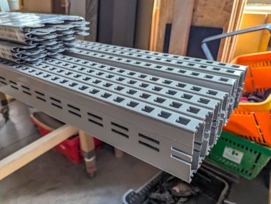 Endüstriyel metal, modern depo ortamında etkin bir organizasyon için konteynırlar içeren rafları deldi. Yüksek kalite fotoğraf