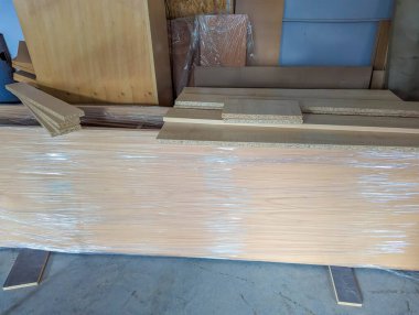 Marangozluk atölyesinde inşaat ve montaj projelerine hazır büyük ahşap çalışma yüzeyi veya masa üstü. Yüksek kalite fotoğraf