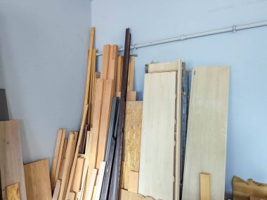 Marangozluk atölyesindeki dikey kereste depolama sistemi çeşitli ahşap tahtalar ve inşaat malzemelerini verimli bir şekilde düzenliyor. Yüksek kalite fotoğraf