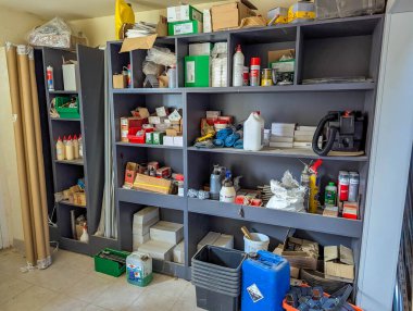 Varşova, Polonya, 20 Eylül 2025. Optimum uzay kullanımı ve erişilebilirliği için çeşitli atölye malzemeleri ve malzemelerle birlikte çok katlı bir depolama sistemi. Yüksek kalite fotoğraf