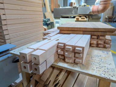 Marangozluk tezgahının yüzeyine düzenli ahşap yapı taşları ve inşaat malzemeleri yerleştirilmiş. Yüksek kalite fotoğraf