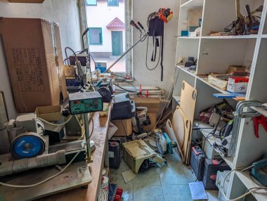 Varşova, Polonya, 20 Eylül 2025. Geleneksel marangozluk atölyesi iş yüzeyinde organize alet düzenleme ve vintage işçilik ekipmanlarını gösteriyor. Yüksek kalite fotoğraf