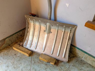 Tahta havalandırma ızgaraları ve paralel kirişler yerleşim alanının iç alanındaki duvara karşı dikey olarak dizilmiş. Yüksek kalite fotoğraf