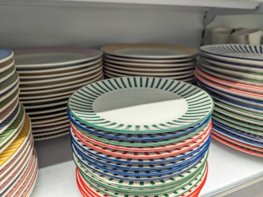 Restoran mutfağında ya da ticari yemek mekanında desenli renkli seramik tabaklar yemek servisi endüstrisi için canlı sofra takımı yaratıyor. Yüksek kalite fotoğraf