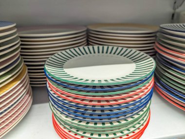 Ticari mutfak ortamında sistematik olarak istiflenmiş seramik yemek tabakları düzenli restoran sofra takımı envanter sistemi sergileniyor. Yüksek kalite fotoğraf