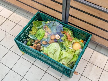 Piyasa zemininde turkuaz plastik kasalarda sergilenen brokoli ve yeşiller de dahil taze sebzelerin karışımı. Yüksek kalite fotoğraf