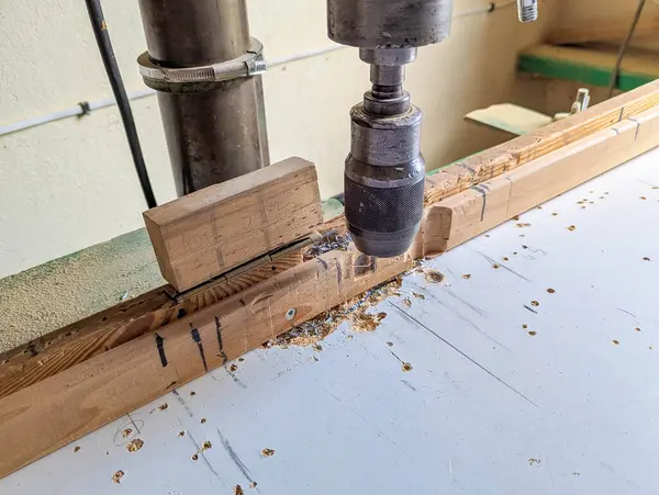 Marangozluk ve inşaat sürecini gösteren marangozluk projesi sırasında tahta tahtanın delinmesi. yüksek kaliteli fotoğraf