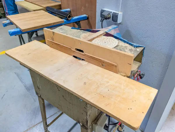 Marangozluk ve inşaat projeleri için profesyonel atölyede organize aletler ve malzemelerle ahşap tezgah. yüksek kaliteli fotoğraf