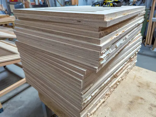 Endüstriyel depo ortamında kereste depolamak için düzenli olarak düzenlenmiş tahta ve tahtalar düzgünce istiflenmiş. yüksek kaliteli fotoğraf