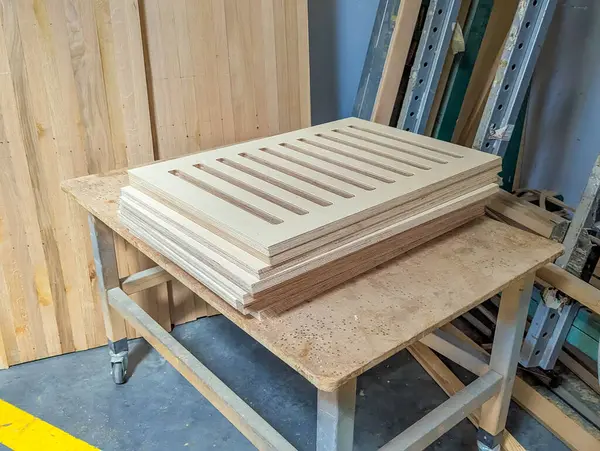 Parlak atölye ortamında özel ahşap panjurlar ve hassas aletlerle profesyonel ahşap işçisi. Yüksek kalite fotoğraf