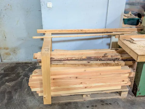 Yapısal marangozluk ve inşaat tekniklerini gösteren ahşap çerçeve ve yapı parçaları atölyede toplandı. Yüksek kalite fotoğraf