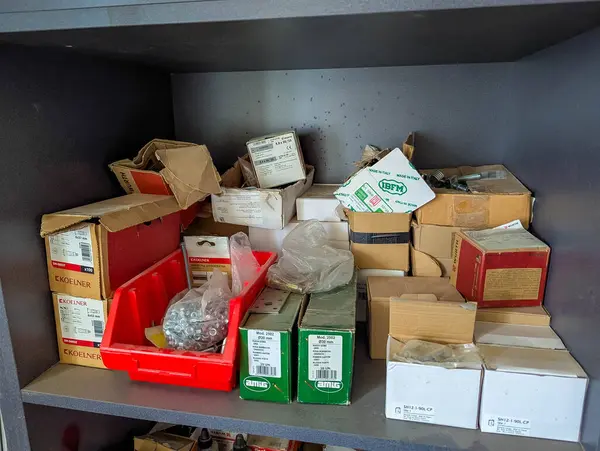 Varşova, Polonya, 20 Eylül 2025. Verimli malzeme yönetimi için atölye ortamında çeşitli karton kutular ve konteynırlarla dolu düzenli depolama ünitesi. Yüksek kalite fotoğraf