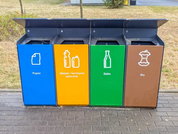 Kentsel çevre ortamında organize belediye atık yönetim sistemini gösteren geri dönüşüm sembollü atık ayrım kutularını atın. yüksek kaliteli fotoğraf