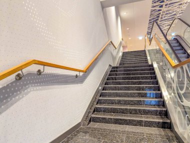 Metal tırabzan sistemiyle inen taş merdiven mimari ayrıntıları gösteren yüksek perspektiften çekilmiş. Yüksek kalite fotoğraf