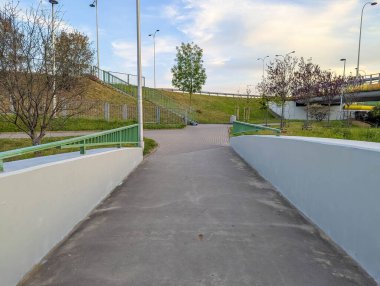 Kırsal kesimde bulutlu gökyüzü altında açık şerit işaretleriyle uzak mesafelere uzanan Paved yolu. Yüksek kalite fotoğraf