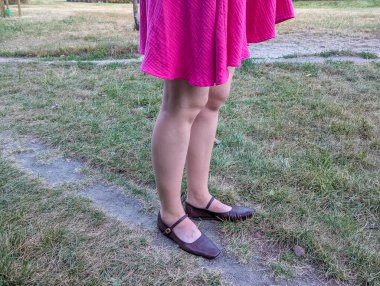 Beton zeminde duran siyah bale ayakkabıları giyen bir kadının bacakları yakın plan görüntüsü. Yüksek kalite fotoğraf