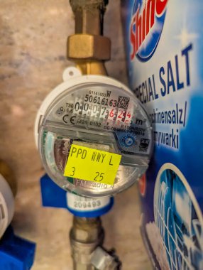 Varşova, Polonya, 20 Eylül 2025. Perakende raf ürünü fotoğrafçılığında sarı etiketli cam şişe tuz yakın çekim. Yüksek kalite fotoğraf