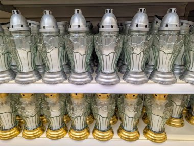 Bir sürü gümüş ve süslü metal tutacakları olan altın renkli anıt mumlar. Yüksek kalite fotoğraf.