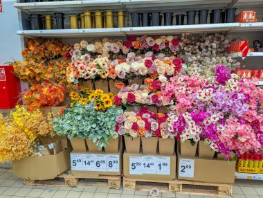Varşova, Polonya, 20 Eylül 2025, çiçek pazarı renkli suni çiçekleri ve perakende raflarında fiyat etiketleriyle sergileniyor. Yüksek kalite fotoğraf.