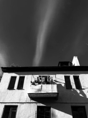 Geometrik çelik kirişli siyah beyaz köprü yapısı parlak gökyüzüne karşı dramatik mimari perspektif oluşturuyor. Yüksek kalite fotoğraf