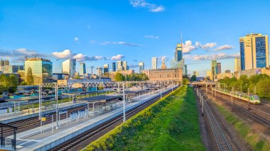 Varşova, Polonya, 20 Eylül 2025. Metropolitan gökdelenlerinin panoramik manzarası demiryolu koridoru boyunca çağdaş gökdelenler ve yemyeşil toprak seti. Yüksek kalite fotoğraf.