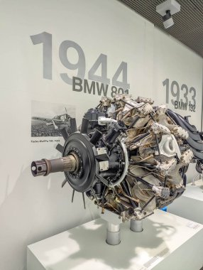 Münih, Almanya, 20 Eylül 2025, 1944 yılından kalma tarihi uçak motoru Almanya 'nın Münih kentindeki BMW Müzesi' nde beyaz kaidede sergilendi. Yüksek kalite fotoğraf.