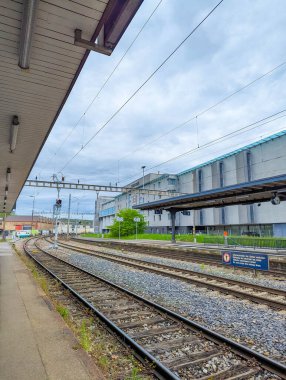 Zürih, İsviçre, 20 Eylül 2025. İsviçre 'nin Zürih kentsel bölgesinde modern altyapıya ve konut binalarına sahip tren istasyonu platformu. Yüksek kalite fotoğraf.