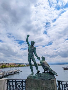 Zürih, İsviçre, 20 Eylül 2025. Zürih Gölü kıyısında gökyüzü bulutlu, İsviçre 'ye bakan iki heykelin bronz heykeli. Yüksek kalite fotoğraf.