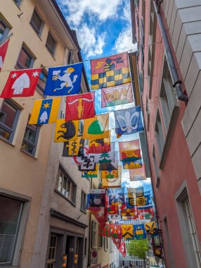Zürih, İsviçre, 20 Eylül 2025, İsviçre 'nin eski Zürih kentinin turistik bölgesinde renkli İsviçre bayrakları ve kartpostalları sergileniyor. Yüksek kalite fotoğraf.