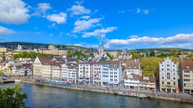 Zürih, İsviçre, 20 Eylül 2025. Zürih 'in panoramik ufuk çizgisi manzarası Limmat nehri kıyısı boyunca tarihi binalar, İsviçre mavi gökyüzünün altında. Yüksek kalite fotoğraf.