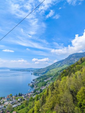 Parlak mavi Lucerne Gölü sularına doğru inen yemyeşil dağ yamaçlarıyla nefes kesici İsviçre Alp Vadisi manzarası. Yüksek kalite fotoğraf.