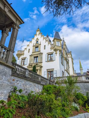 Zürih, İsviçre, 20 Eylül 2025. İsviçre 'de mimari unsurlar ve dekoratif taş işçiliğiyle süslü beyaz Gotik kale cephesi. Yüksek kalite fotoğraf.