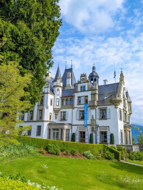 Lucerne, İsviçre, 20 Eylül 2025. Beyaz Gotik şato mimarisi, detaylı bir kule tasarımı, yemyeşil İsviçre alp manzarası ile çevrili. Yüksek kalite fotoğraf.