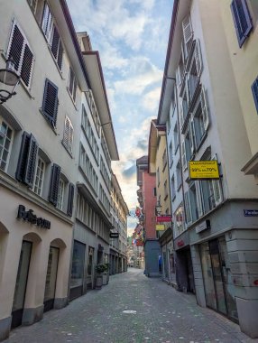 Lucerne, İsviçre, 20 Eylül 2025. İsviçre 'nin tarihi merkezi Lucerne' de geleneksel boyanmış binalarla dolu dar bir kaldırım taşı caddesi. Yüksek kalite fotoğraf.